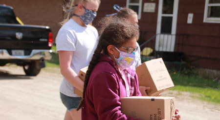 Kids transporting food boxes